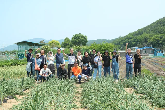'완주알기교육' 4차 프로그램 참여자들이 단체사진을 촬영하고 있다.