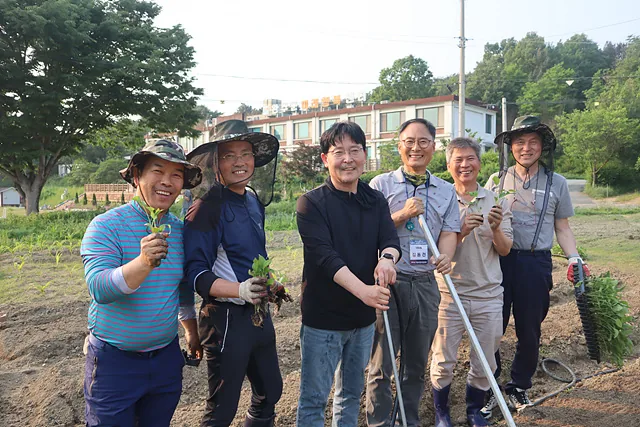 단체사진을 찍는다고 하자 한두명씩 모인 산나물 팀