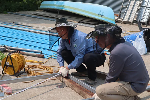 비닐하우스 문을 만드는 참여자들.