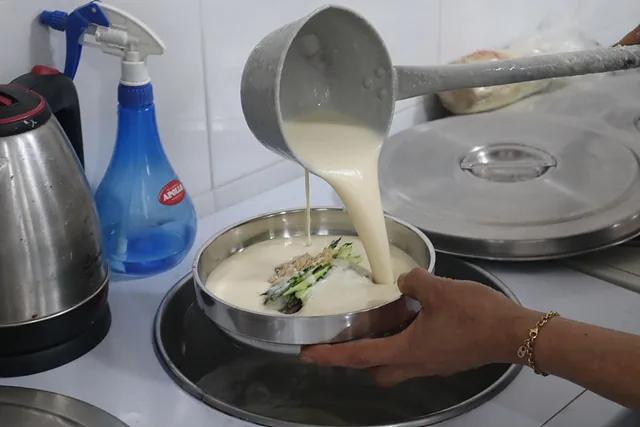 진한 콩국물을 부어 완성한다.