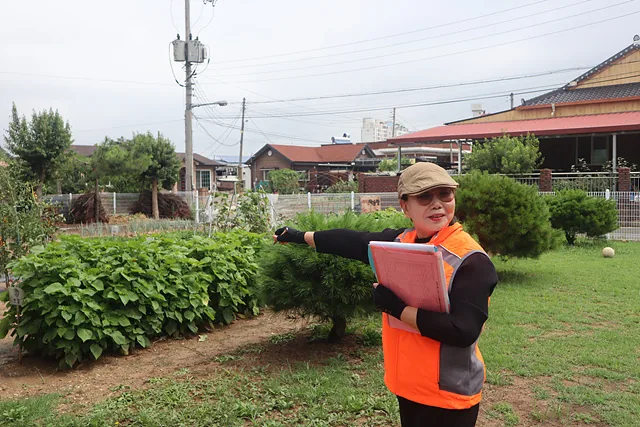 현장에서 소통 중인 명심 활동가