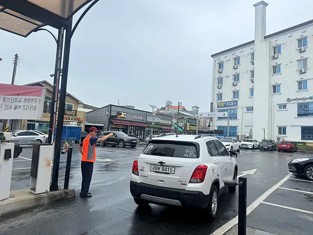 봉동 생강골시장에서 시장지원업무 중인 백성기 활동가