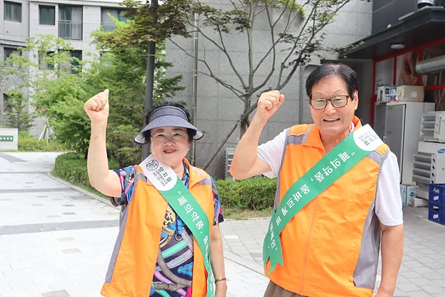 #왼쪽부터 이정희, 김윤수 활동가 (1)