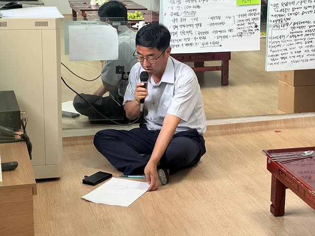 마을안내방송 하는 김대권 이장