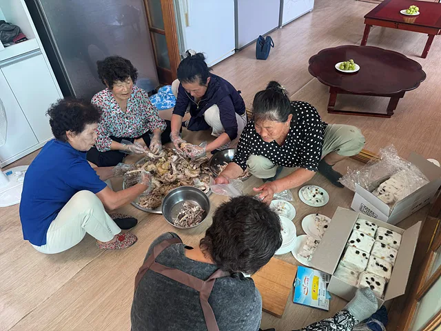 백중날을 맞아 함께 점심을 먹는 마을사람들