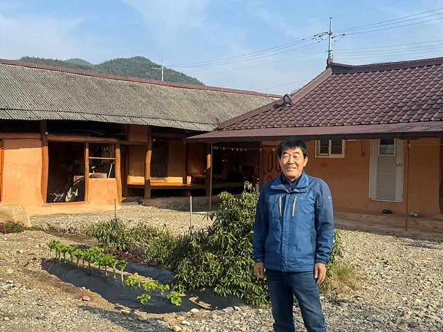 마을의 큰 자랑거리인 곶감 자부심이 대단한 김기홍 이장