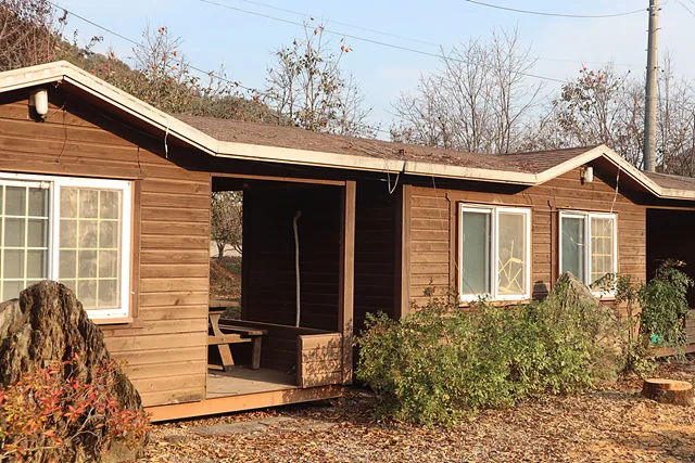 이제는 운영하지 않는 유원지 펜션 (1)