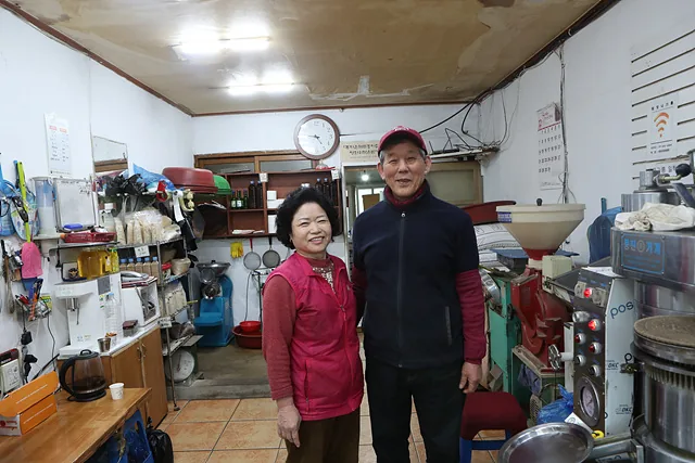 가게 안에서 웃고 있는 박정순, 조규덕 사장 부부