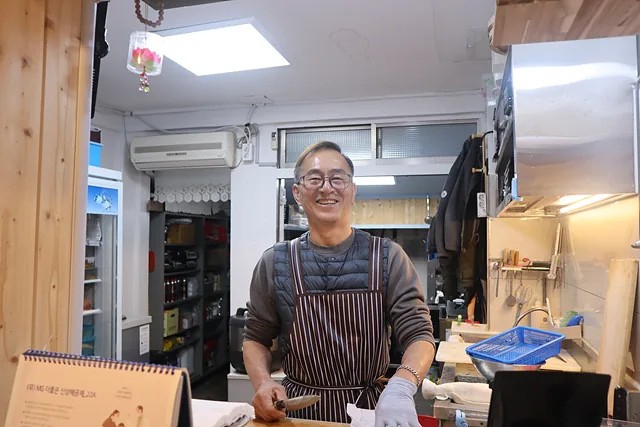 손님에게 낼 회를 손질 중인 김정곤 사장