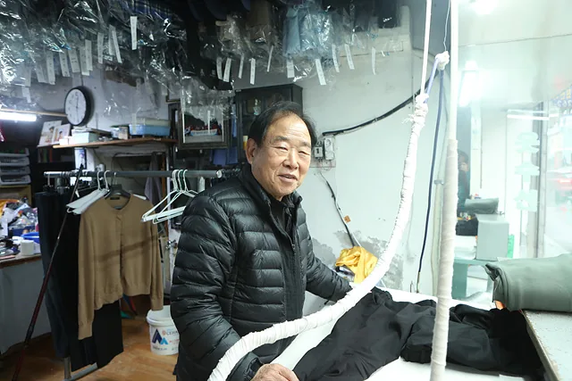 3대에 걸친 고객을 보유할 만큼 50년째 같은 자리에서 영업 중인 이영권 사장