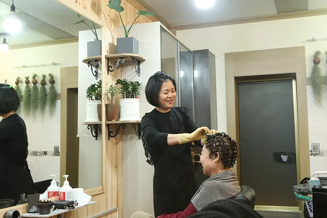 큰 욕심 없이 손님과 웃을 수 있으면 충분하다는 꽃 미용실 소연자 사장