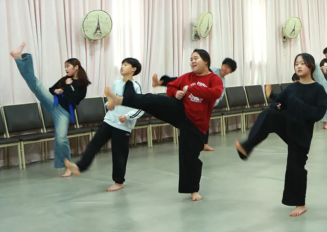 태권도 수업에서 발차기 연습 중인 은서