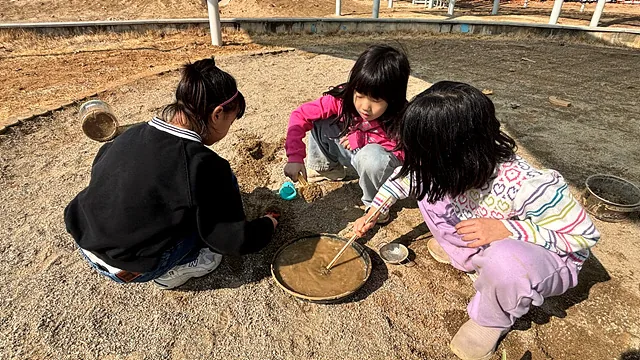 소꿉놀이 하는 단비, 우주, 시안