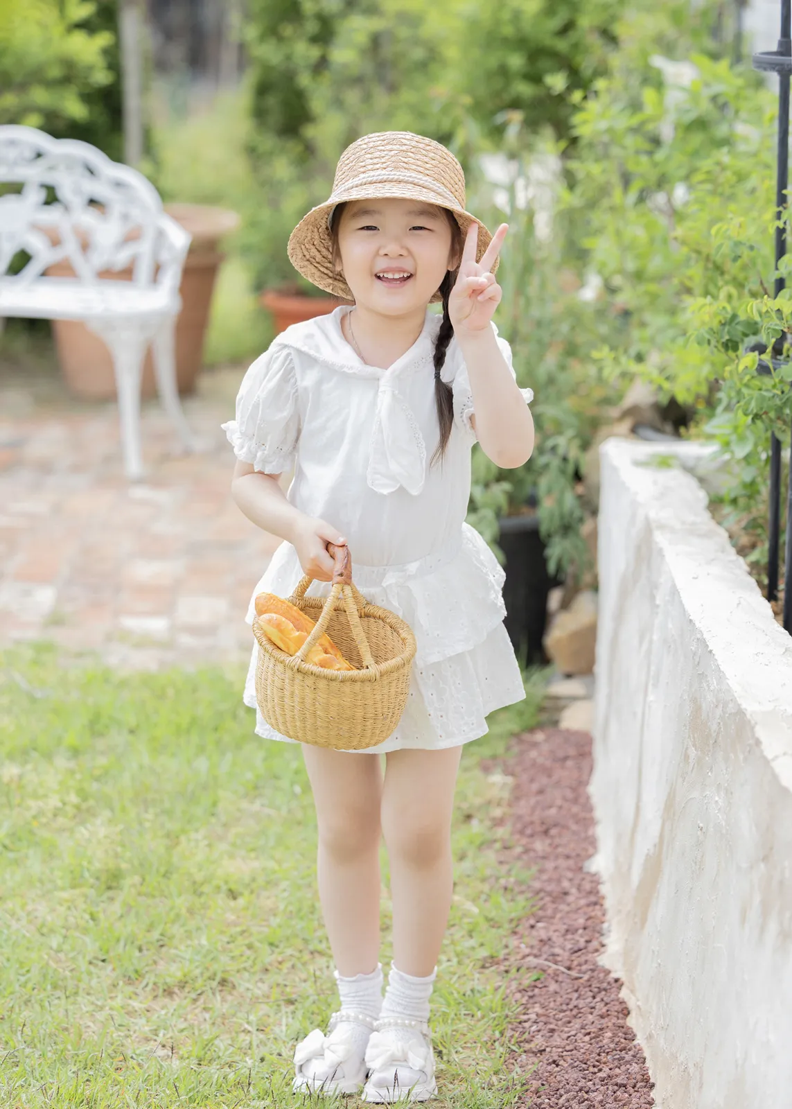 아이의 순수한 미소를 포착했다.
