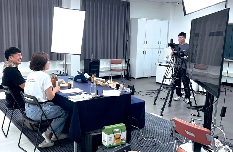 라이브 방송 진행 중인 완주군마을통합마케팅지원단
