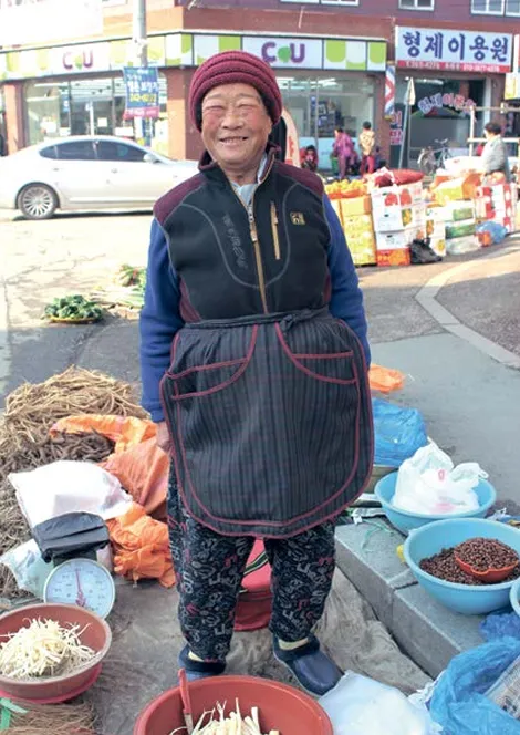 2016년 12월 고산고 다니던 손주가 고산장날에 도라지 파는 할머니를 직접 찍은 사진