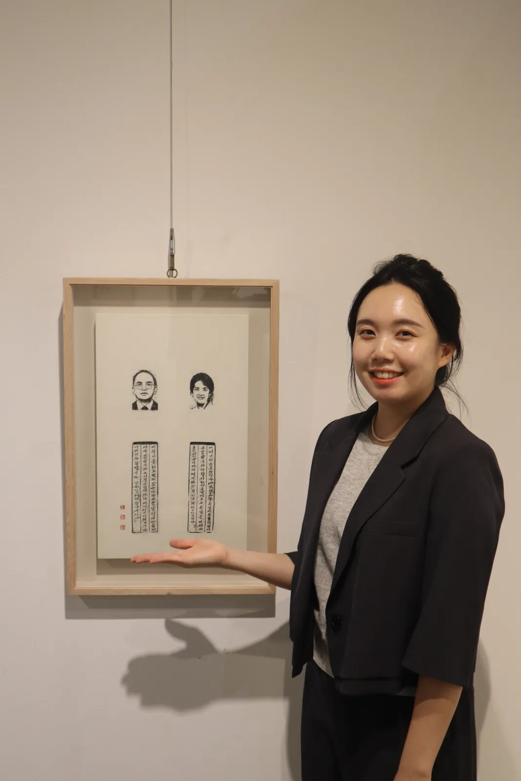 전각 대표작품 부모님의 은혜 50x30cm 앞에 선 김채리 작가
