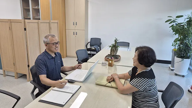 대상자와 인터뷰 중인 작가들 (4)