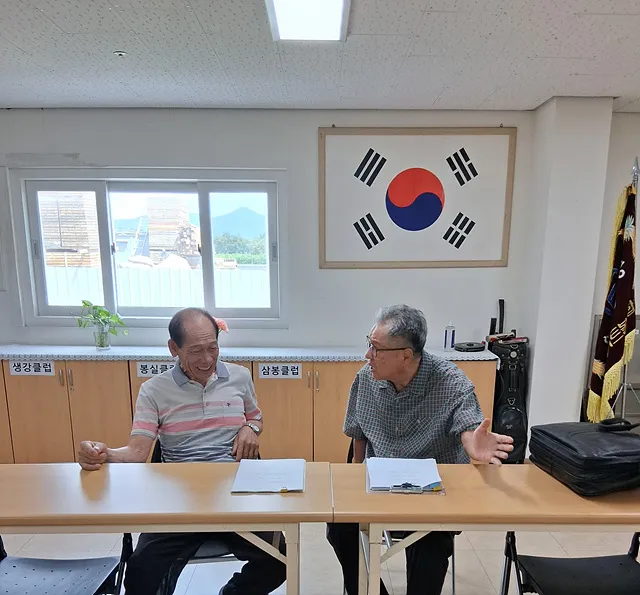 대상자와 인터뷰 중인 작가들 (2)