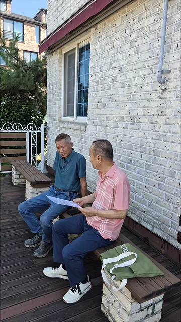 대상자와 인터뷰 중인 작가들 (1)
