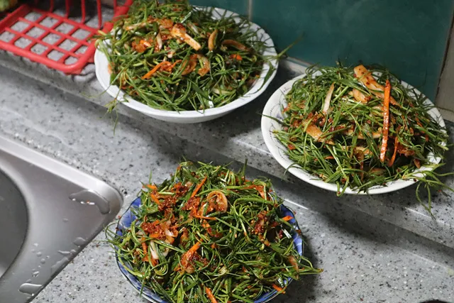 완성된 세발나물 무침. 매콤하고 산뜻한 맛이 일품이다.