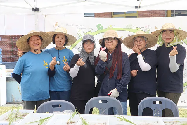 완주군친환경농업인협회 김지연 사무장(가운데)과 논살림사회적협동조합 조합원들