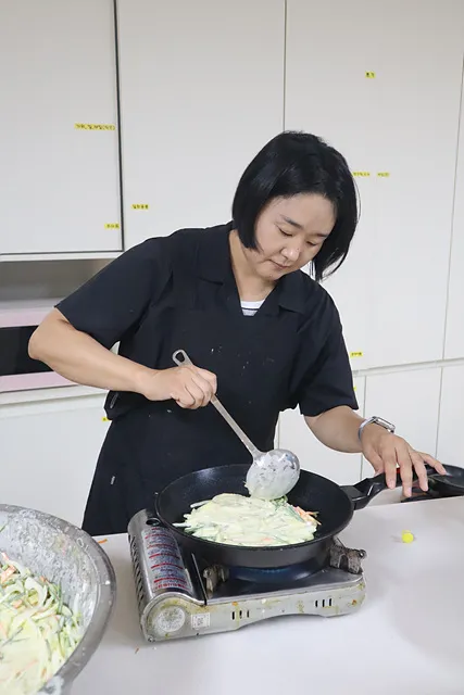 부침개를 시험 삼아 부쳐보는 서유란 씨