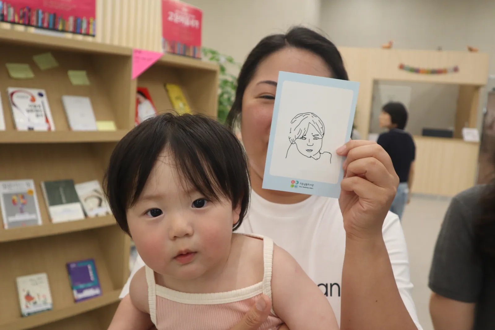 개관식 행사 AI 초상화 체험에 참여한 김수미, 아린 모녀