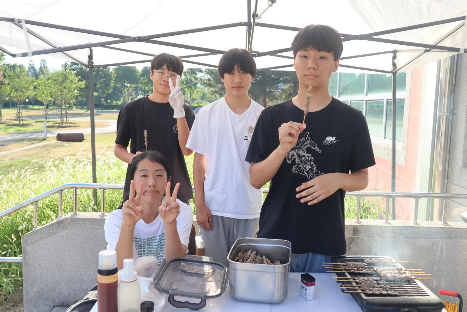완주미디어센터 로비에서 심야 영화상영회에서 팔 꼬치를 굽고 있는 마구노라쓰 동아리 회원들