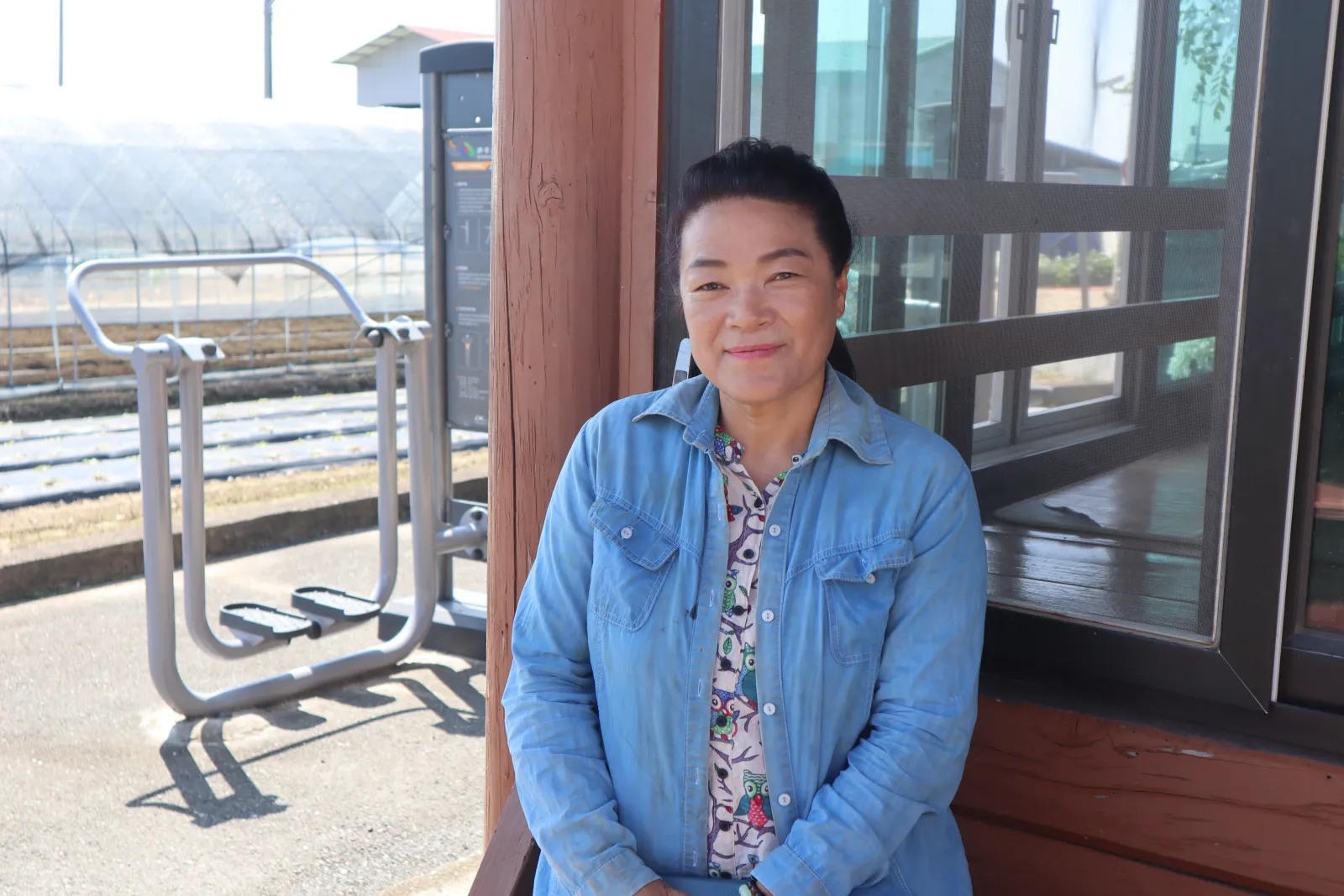 부녀회원들 함께 모정의 페인트를 일일이 긁어내며 단장한 모정 앞에 앉은 여선희 이장