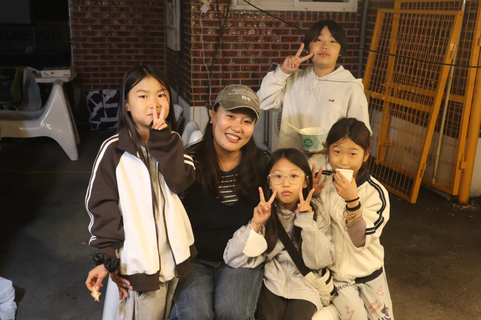 가을밤영화제에서 만난 조수지 총무와 마을 아이들